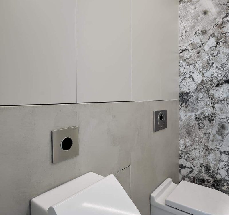 toilet met marmeren achterwand en strakke inbouwkasten in woning in De Friese Meren