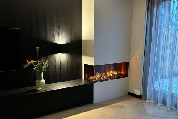 Wandmeubel van hout met sfeervol licht