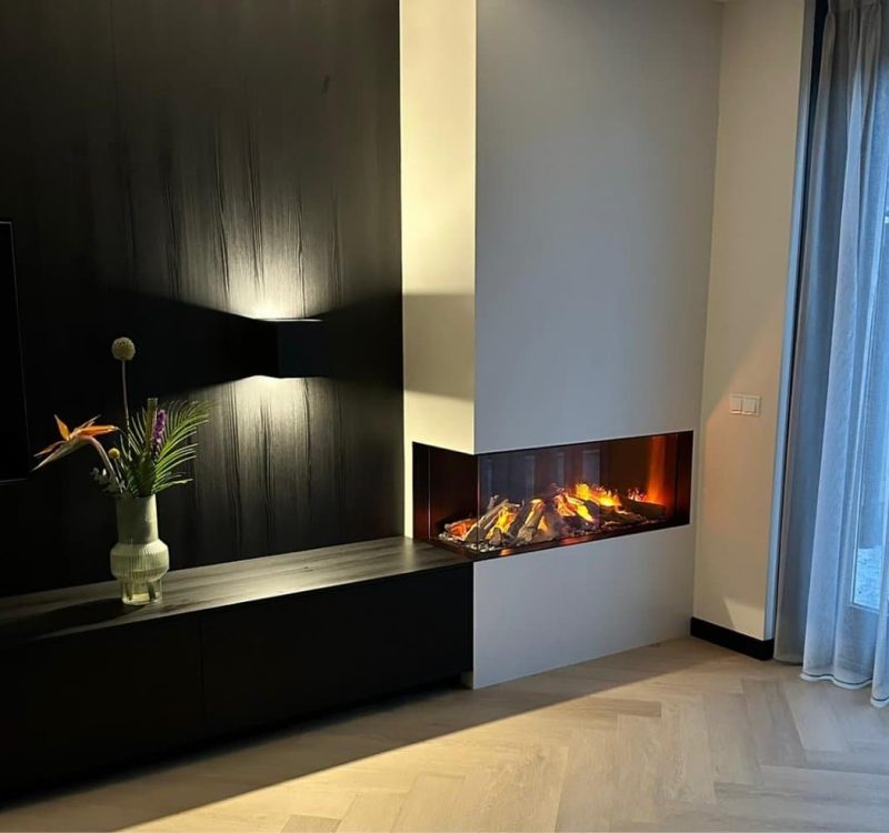 Wandmeubel van hout met sfeervol licht