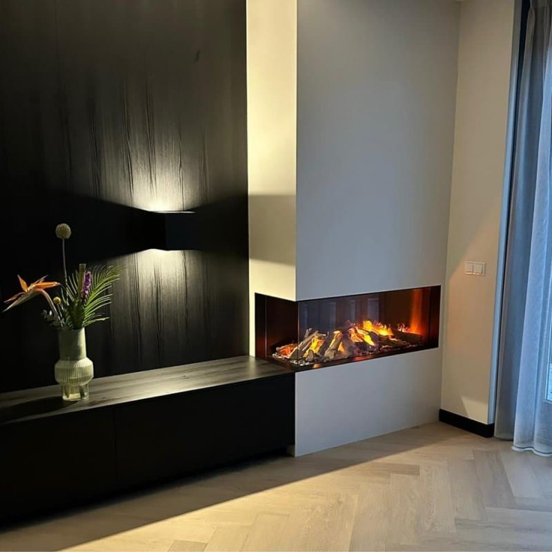 Wandmeubel van hout met sfeervol licht